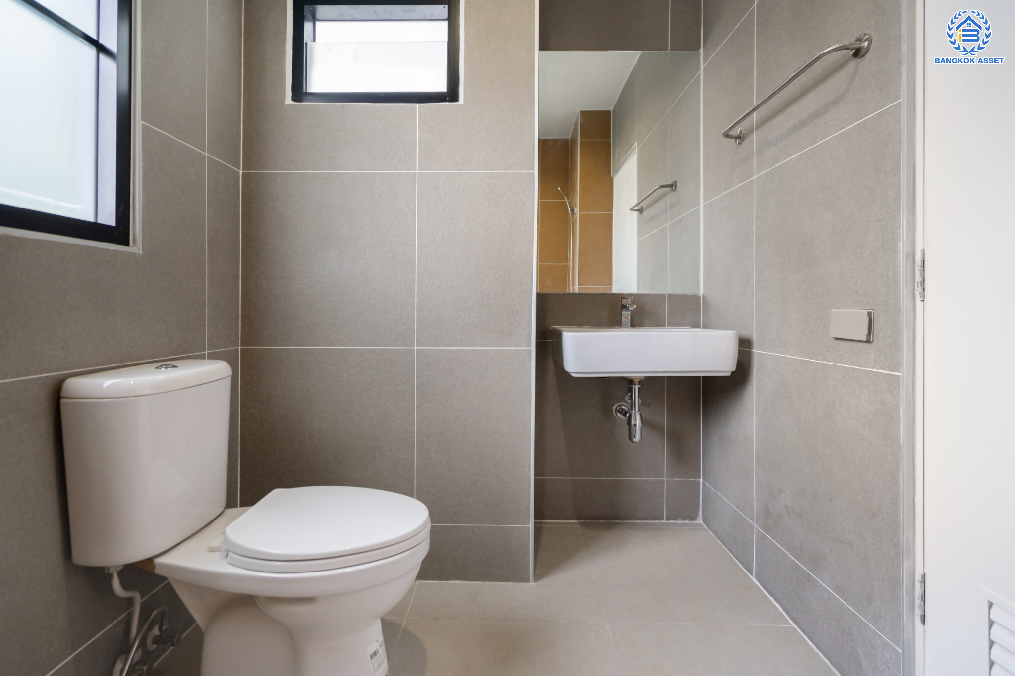 บ้านมือสองตกแต่งใหม่ ม.เน็พปาร์ควิลล่า เกษตร-นวมินทร์ ทาวน์โฮม 3 ชั้นหลังใหญ่ เนื้อที่ 30 ตร.ว. ฟังก์ชัน 3 ห้องนอน 4 ห้องน้ำ (ห้องนอนทุกห้องมีห้องน้ำในตัว) 1 ที่จอดรถ Living Roomก กว้างขวาง บนทำเลใจกลางเมือง! เชื่อมต่อทั้ง ถ.ประเสริฐมนูญกิจ, ถ.ลาดพร้าว, ถ.รามอินทรา ใกล้ The Walk เกษตรนวมินทร์, ทางด่วนรามอินทรา และรถไฟฟ้าสายสีน้ำตาล "สถานีโรงเรียนสตรีวิทยา2"...